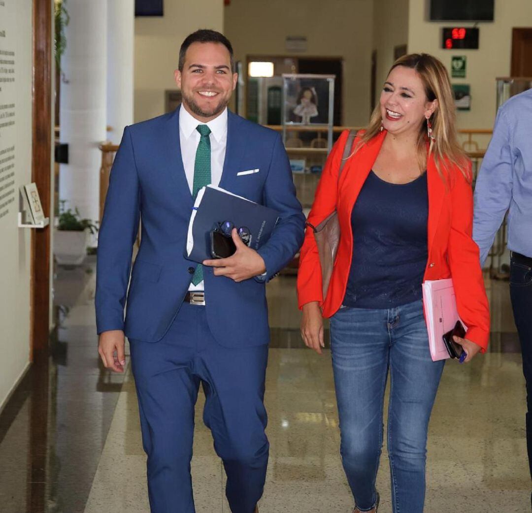 La presidenta del Cabildo de Lanzarote, María Dolores Corujo, junto al vicepresidente y consejero de Obras Públicas, Jacobo Medina.