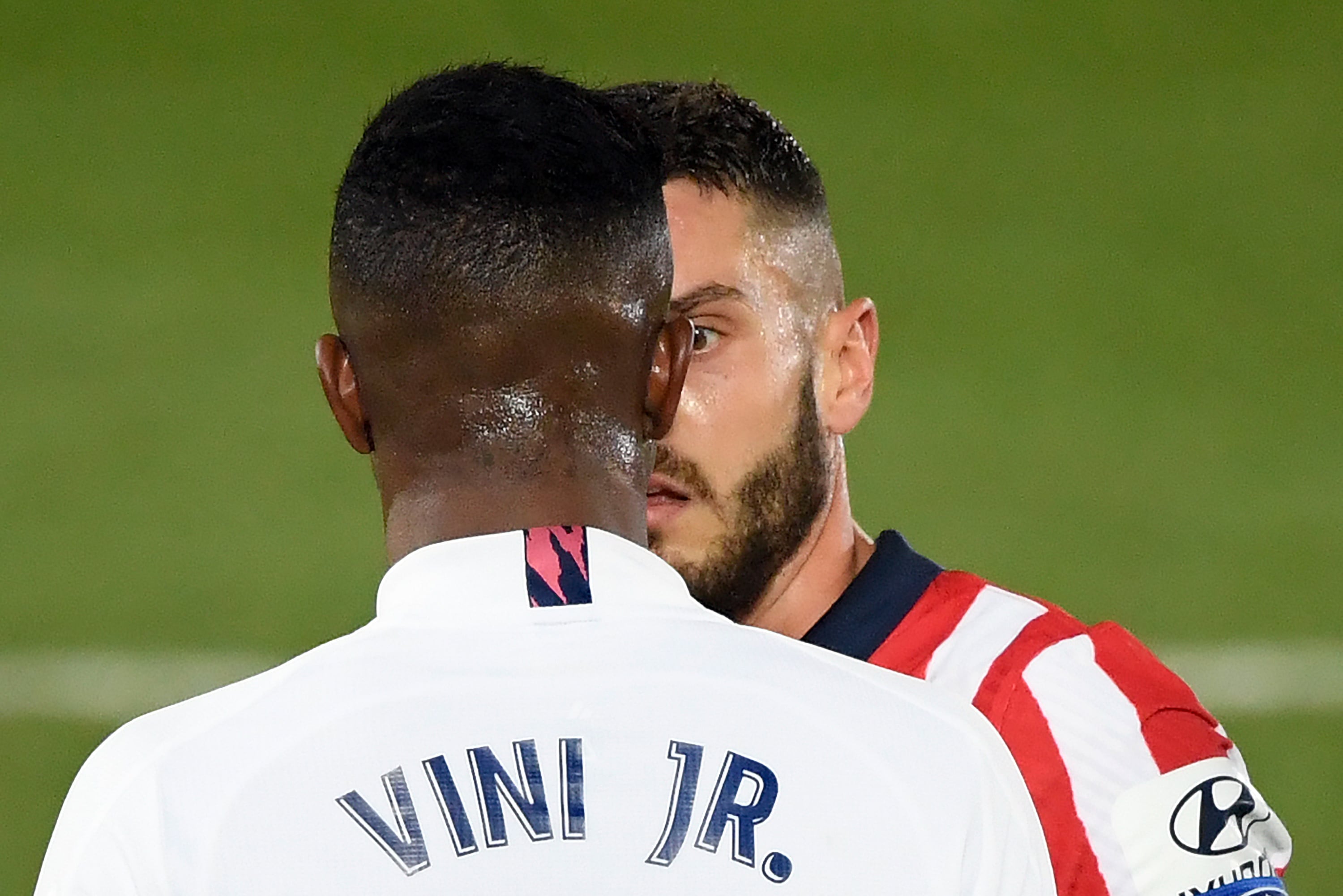 Koke y Vinicius en un derbi