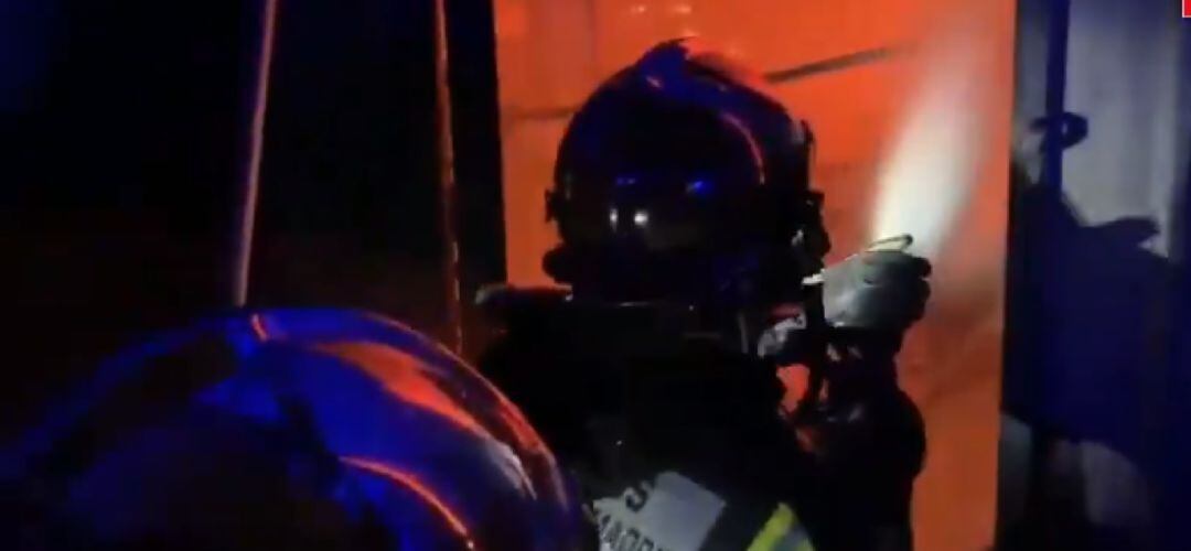 Los Bomberos de la Comunidad de Madrid sofocan el incendio en una nave de Humanes de Madrid.