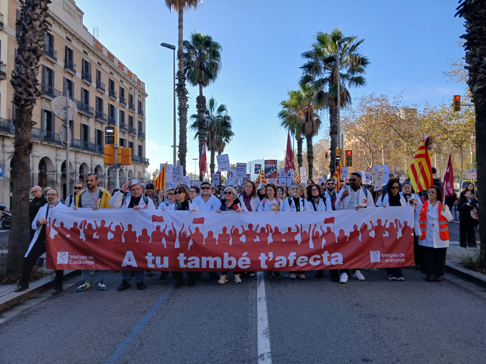 Capçalera de la manifestació en direcció al Parlament