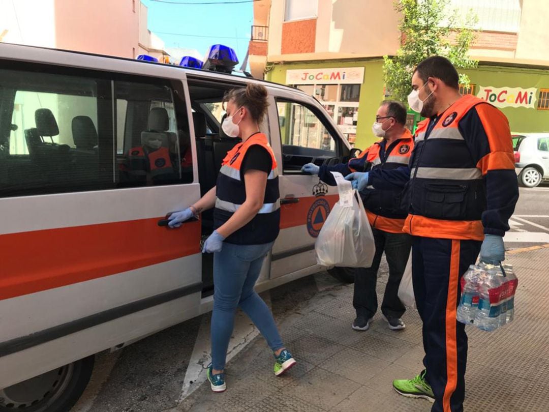 Protecció Civil en ple servei d&#039;entrega d&#039;aliments