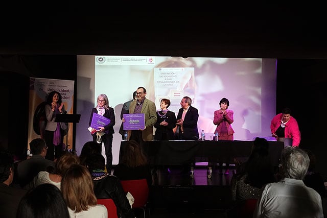 La inauguración ha contado con la participación del rector de la Universidad de Málaga José Ángel Narváez, la vicerrectora de Igualdad, Diversidad y Acción Social Isabel Jiménez, la vicerrectora de Cultura Tecla Lumbreras, el vicerrector de Estudios Ernesto Pimentel y la vicerrectora adjunta de Formación y Participación en Igualdad Milagros León