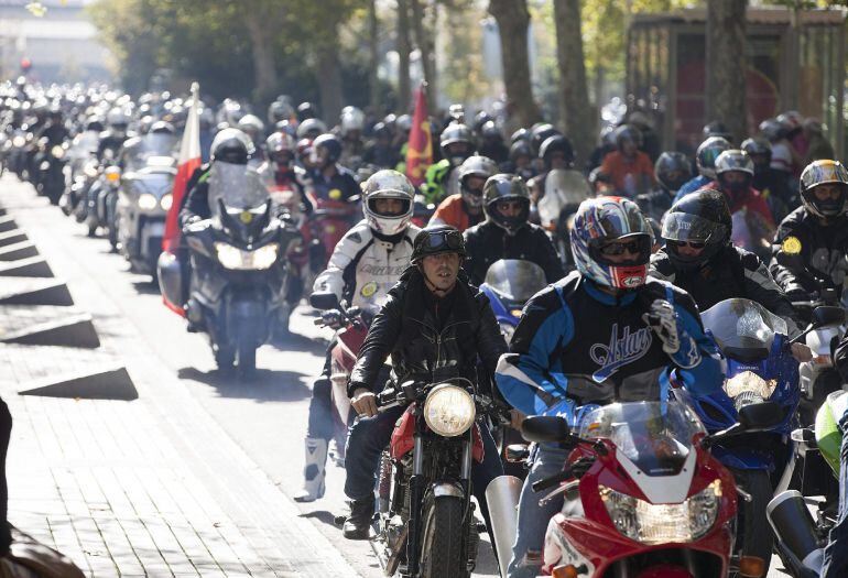 Miles de personas se han manifestado este sábado por el centro de Valladolid a favor de la Concentración Motera de Pingüinos