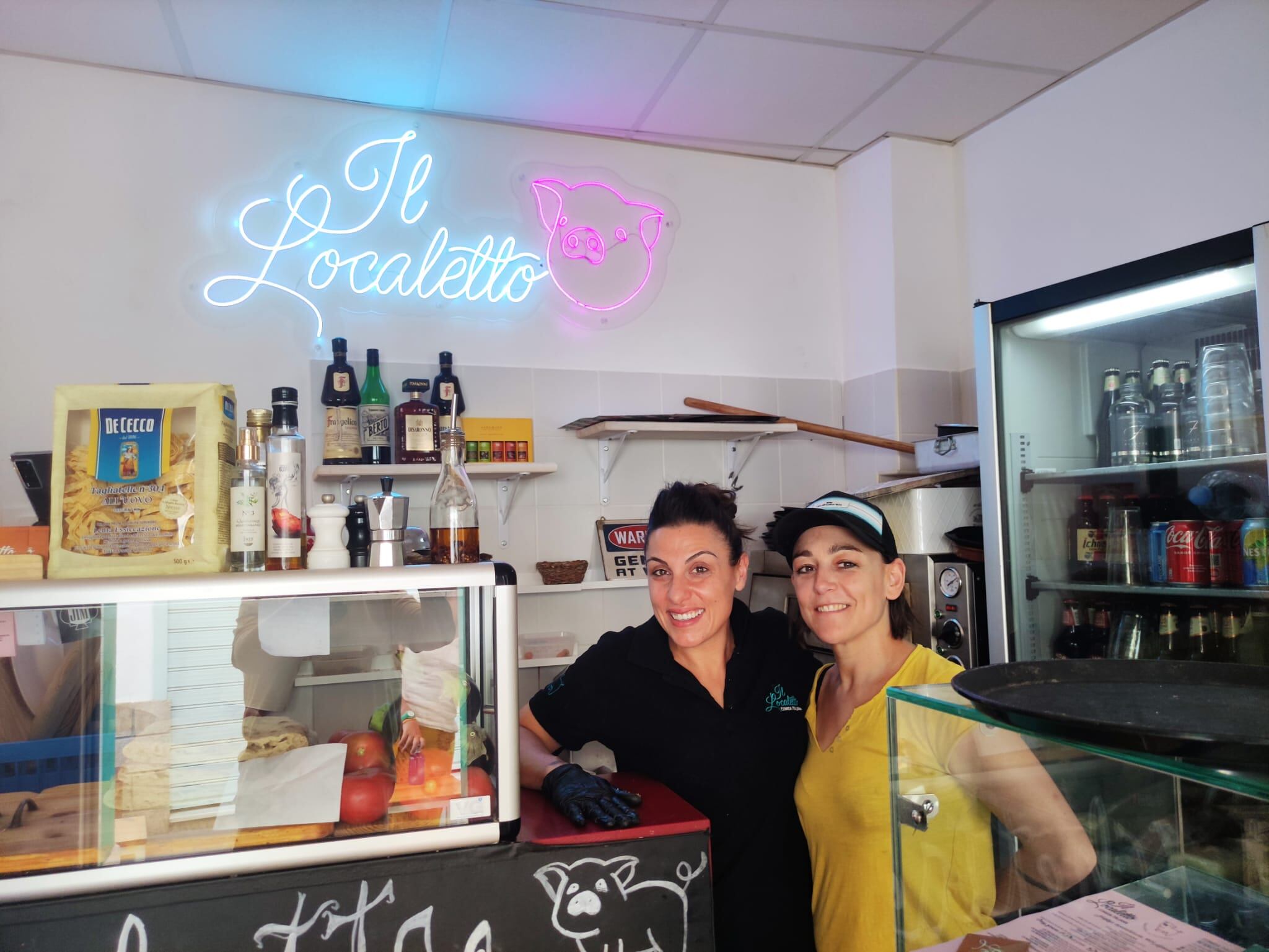 Bruna y Vanessa, en el microrestaurante Il Localettó, en Conil