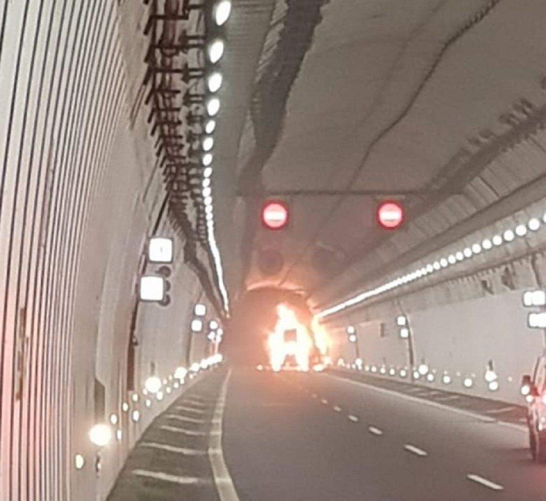 Imagen del camión que ardió y ocasionó el cierre del túnel