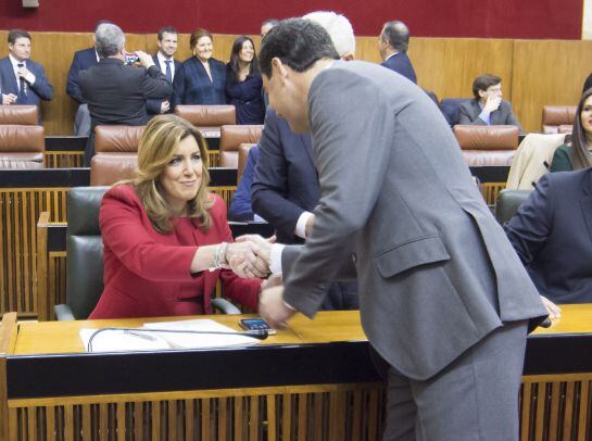 El lider andaluz del PP, Juanma Moreno, saluda a la presidenta de Andalucía, Susana Díaz, durante el pleno extraordinario celebrado con motivo del Día de Andalucía.