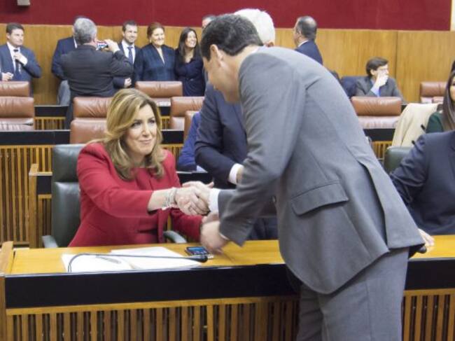 El lider andaluz del PP, Juanma Moreno, saluda a la presidenta de Andalucía, Susana Díaz, durante el pleno extraordinario celebrado con motivo del Día de Andalucía.