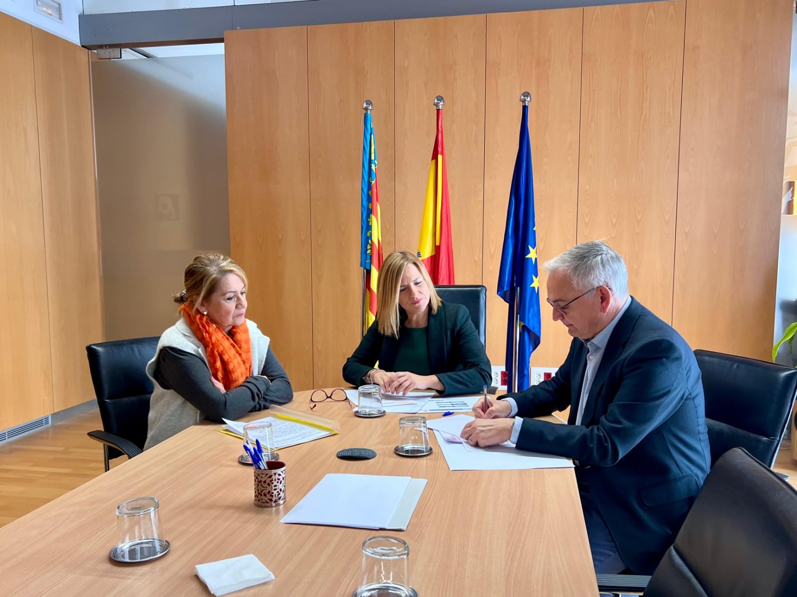 Inmaculada Rodríguez Piñero (i), Pilar Bernabé y Josep Vicent Boira