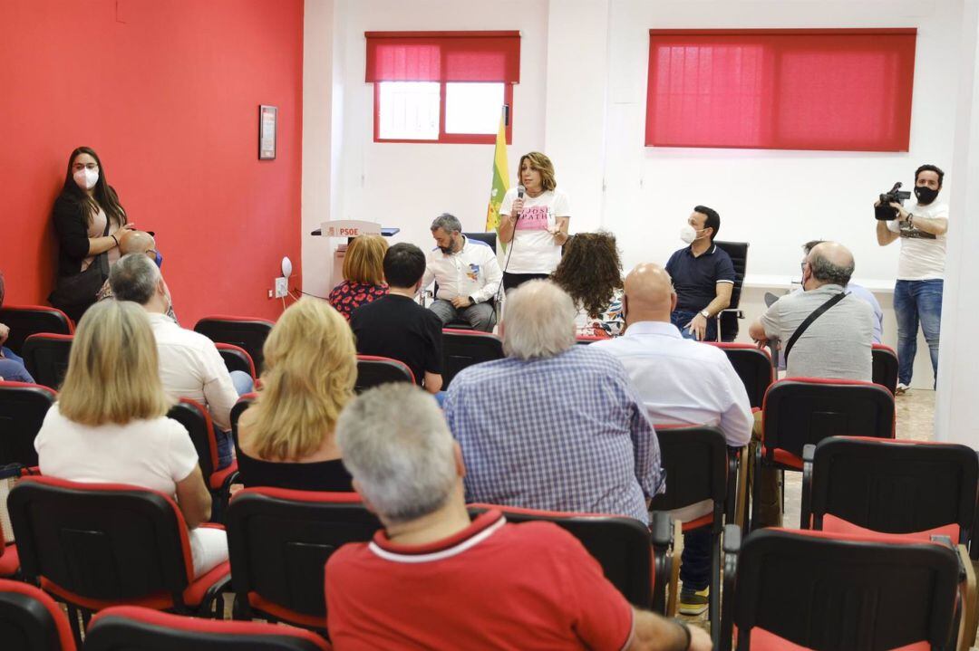 Susana Díaz en un encuentro con militantes en la sede del PSOE de Linares.
