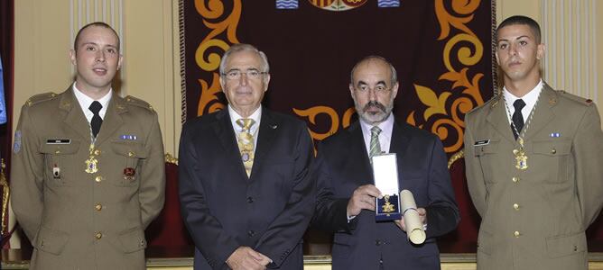 El teniente Agustín Gras Baeza y el soldado Ibrahim Maanán, heridos en un atentado en Afganistán el 18 de junio, posan con el presidente de la Ciudad Autónoma, Juan José Imbroda , tras recibir hoy la Medalla de Oro de la Ciudad, la máxima distinción que