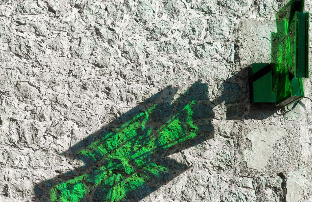 Imagen de la cruz verde que luce cada farmacia