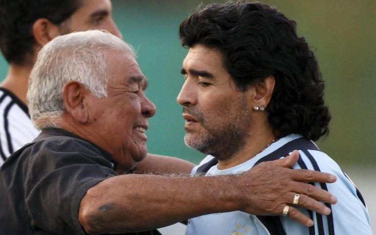 Maradona es felicitado por su padre Diego en una foto de archivo.