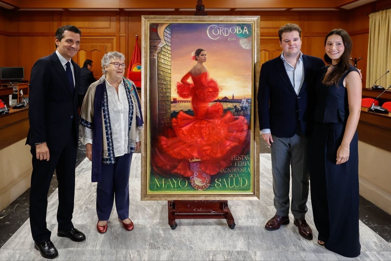 De izquierda a derecha el alcalde, José María Bellido, junto a la abuela del artista, Rafael Castejón, y su prima Nuria. Esta última ha sido la modelo del cartel.