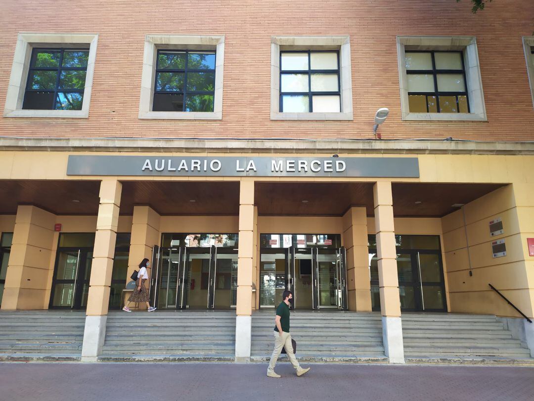 Poca afluencia al aulario del campus de La Merced en el primer día de clase semipresencial del curso 2020-2021 por la pandemia de Covid 19