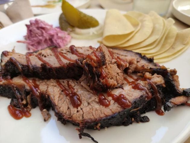 Brisket ahumado con tortitas