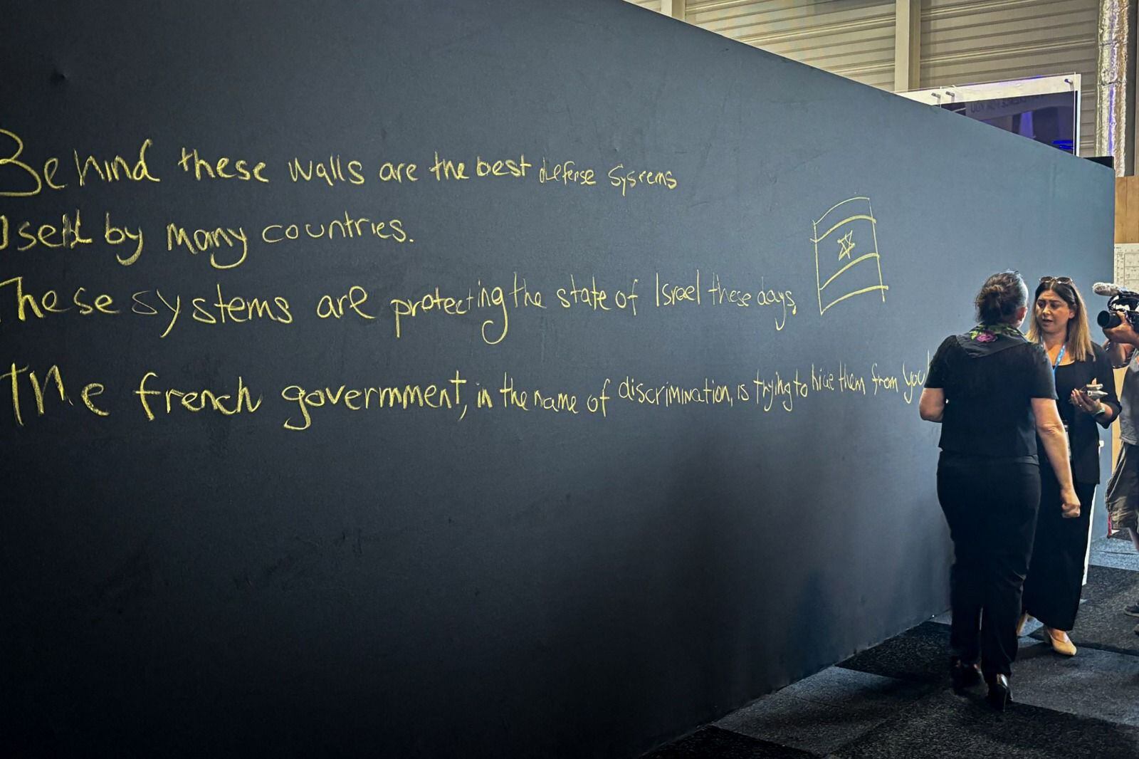 Uno de los papeles que tapan el stand israelí en el Paris Air Show