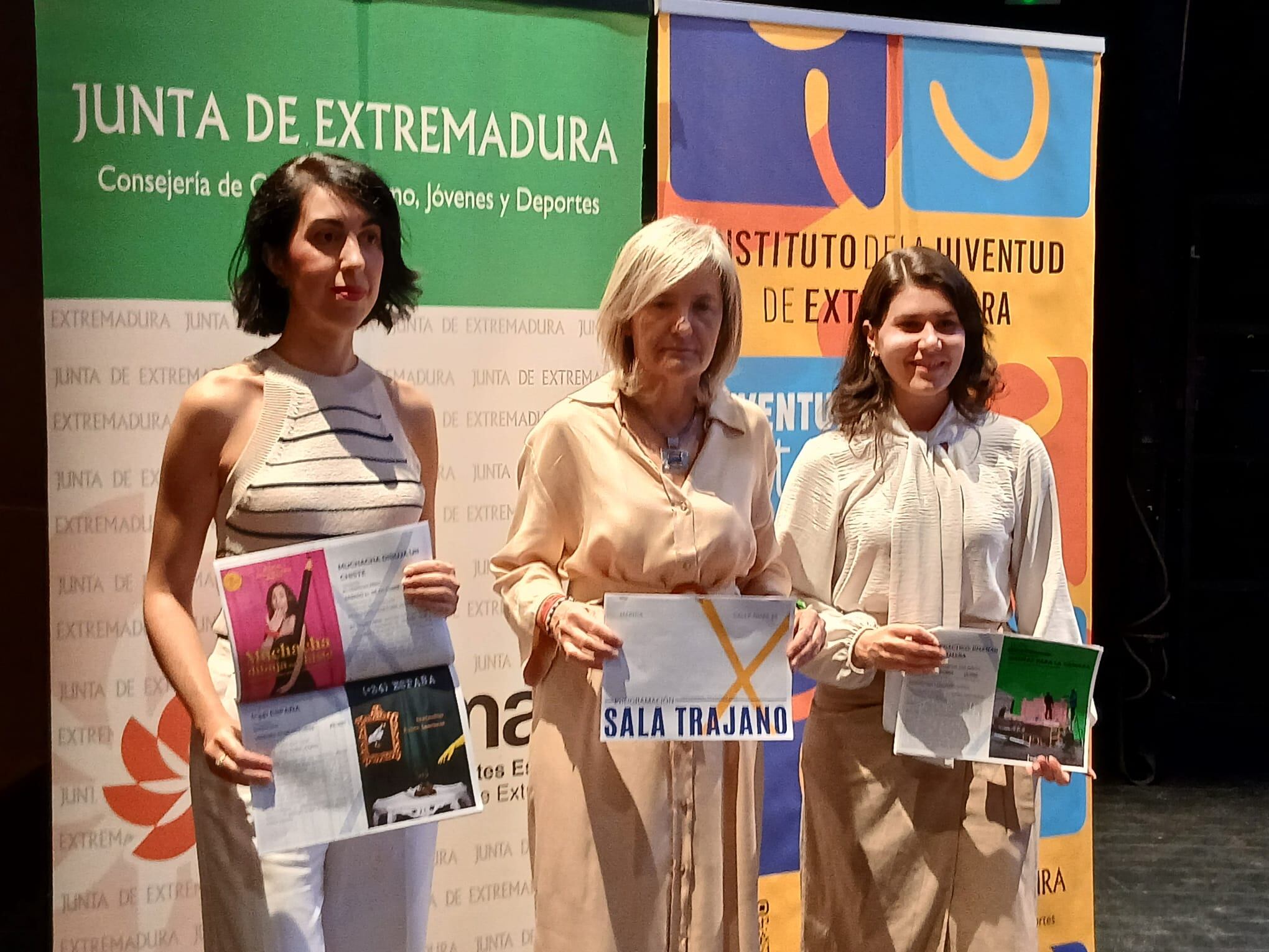 Nuria Franco, Victoria Bazaga y Raquel Martín en la presentación de la programación de la Sala Trajano