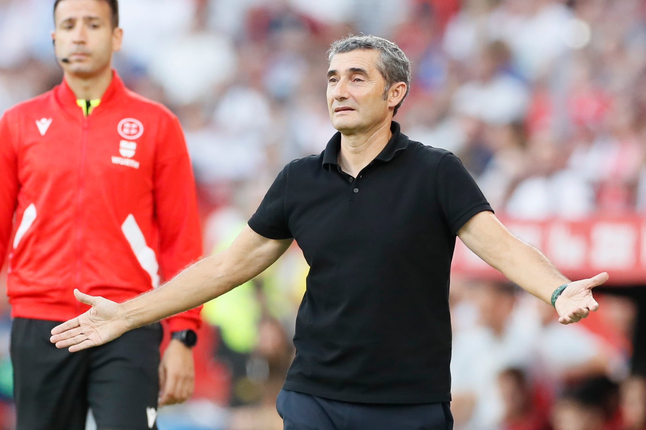 SEVILLA, 08/10/2022.- El entrenador del Athletic Club de Bilbao, Ernesto Valverde, reacciona durante el partido de liga ante el Sevilla FC disputado hoy sábado en el estadio Sánchez Pizjuan de Sevilla. EFE/José Manuel Vidal
