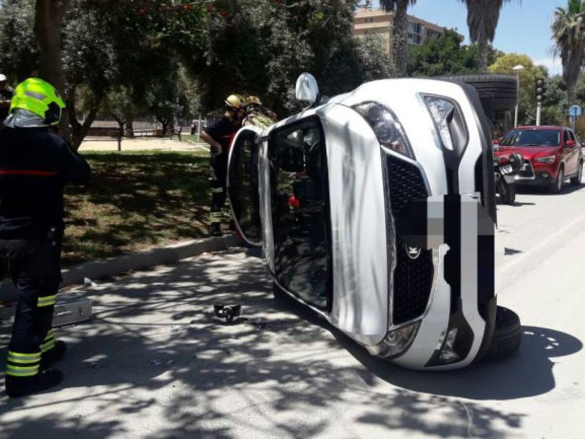 Una mujer, dos niños y un bebé heridos leves tras un accidente de tráfico en la Playa de San Juan