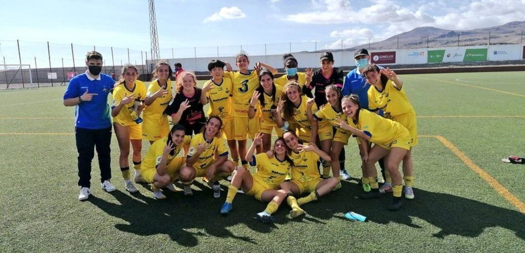 Jugadoras y cuerpo técnico celebran la primera victoria de la temporada