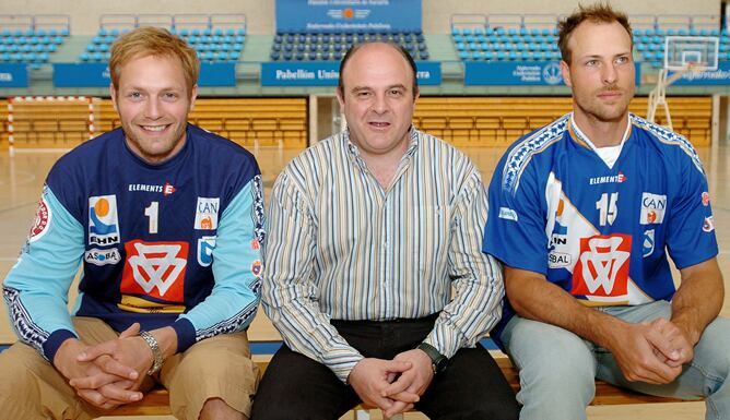 Los daneses Lars Jorgensen (derecha) y Kasper Hvidt (izquierda), junto al entrenador del equipo de balonmano Portland San Antonio, Francisco Javier 'Zupo' Equisoaín, durante su presentación como nuevos jugadores del equipo.