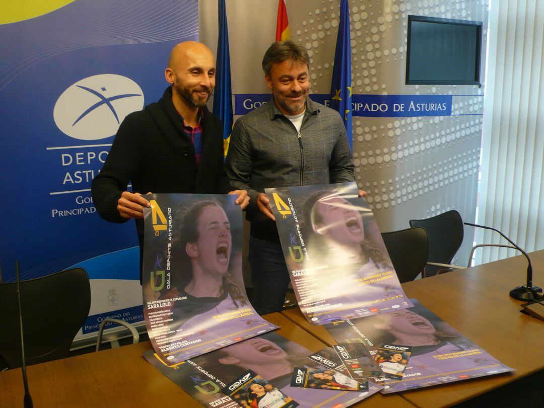 El presidente de la APDPA, Íñigo Domínguez, y el Director General de Deportes, Ramón Tuero, con el cartel de la Gala del Deporte.