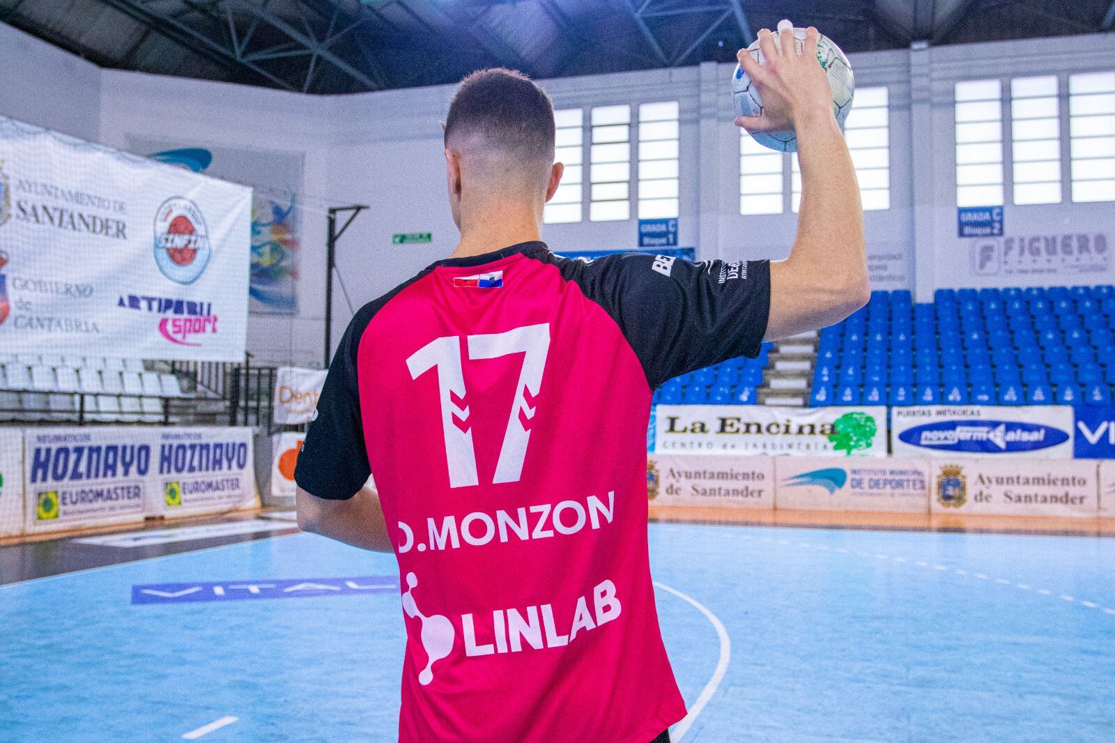 Monzón muestra la parte posterior de la camiseta