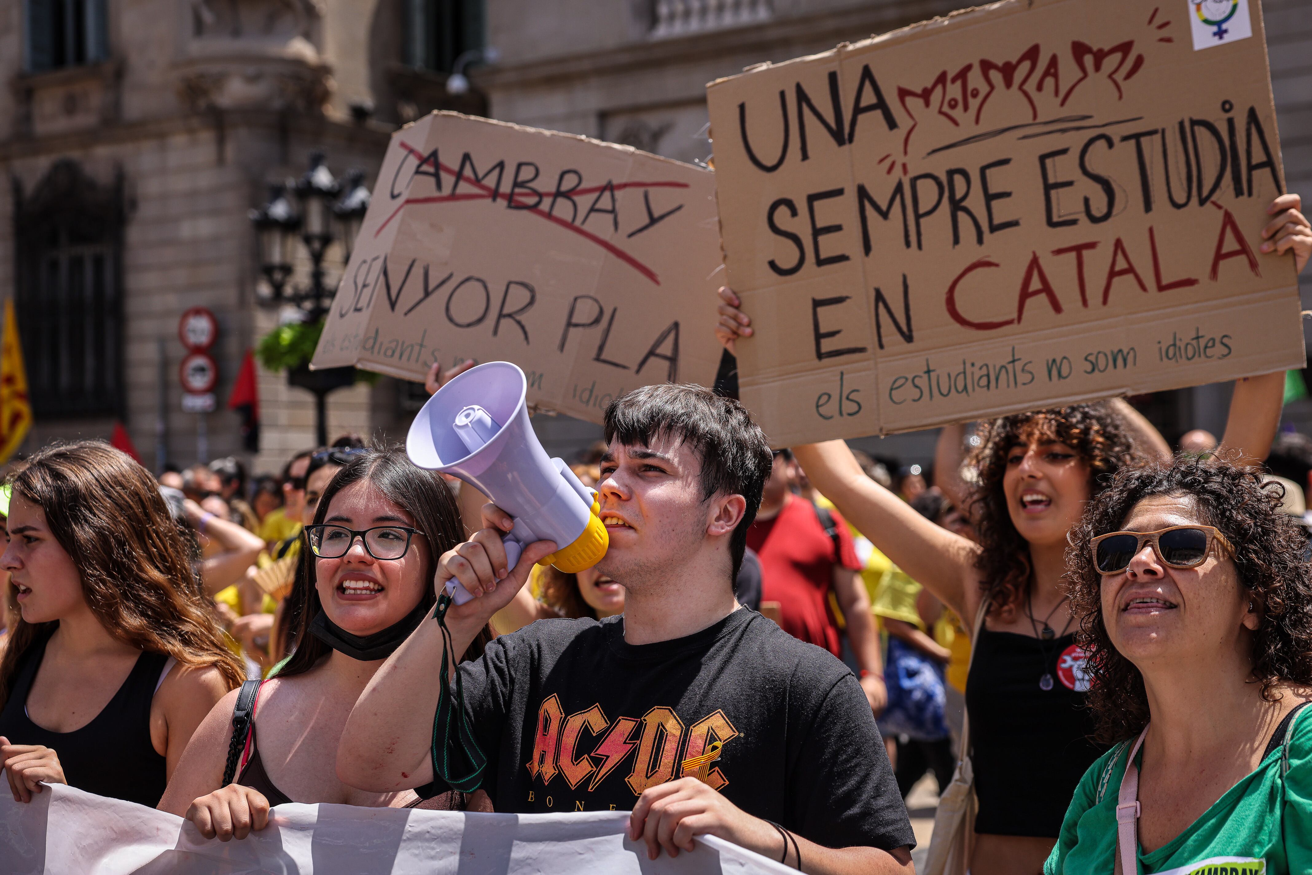 Manifestants a la plaça Sant Jaume en una vaga de docents a Barcelona, en una imatge d&#039;arxiu