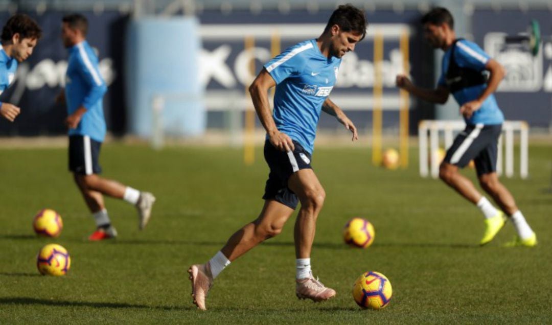 Adrián, conduce el balón en un entrenamiento