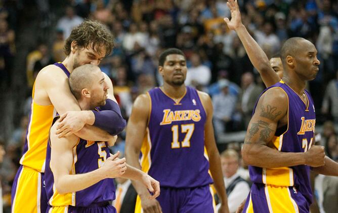 El jugador español se abraza a Blake después de que este anote un triple en el &#039;play off&#039; de primera ronda ante Denver