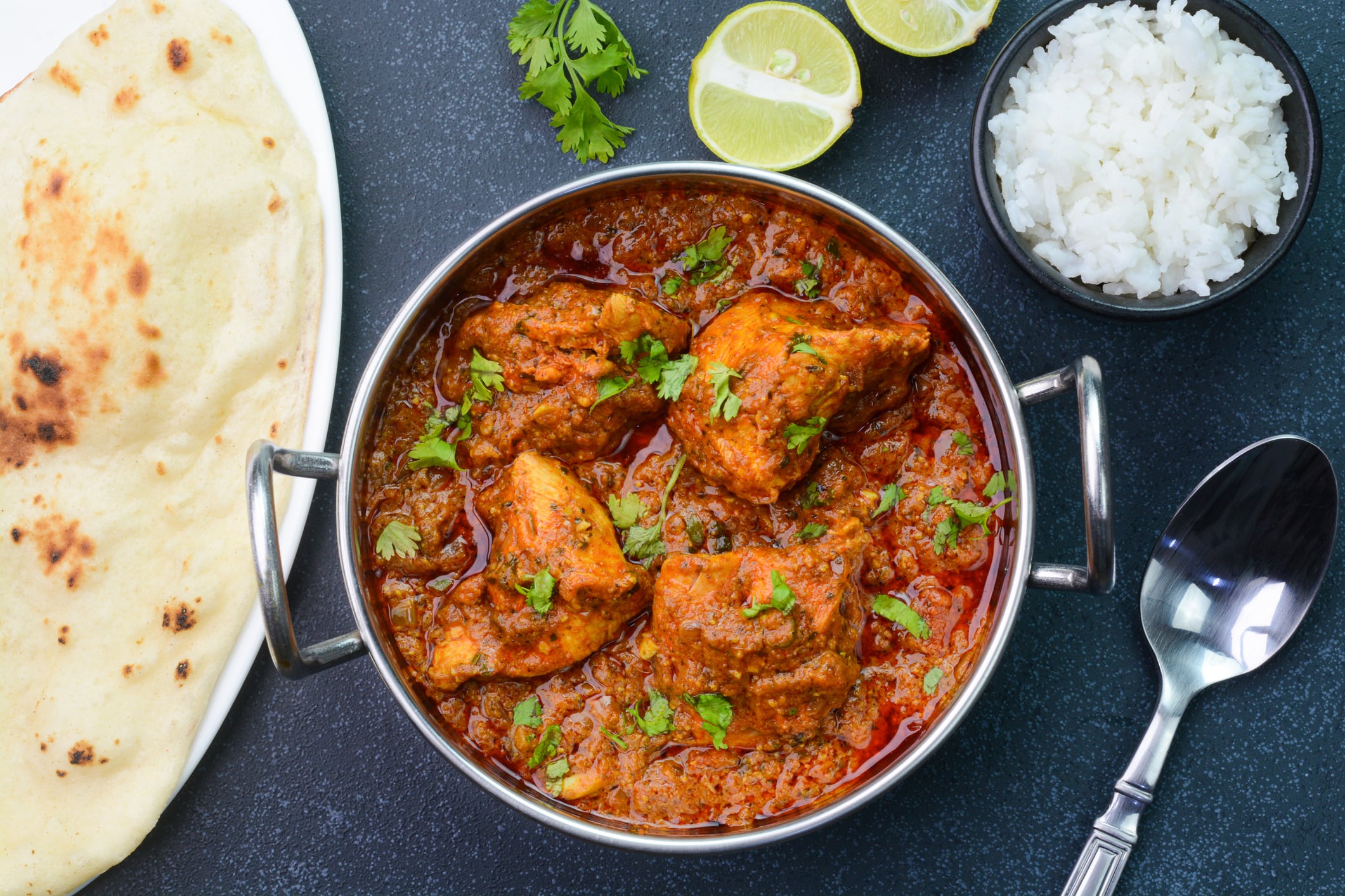 Pollo tikka masala con naan y arroz.