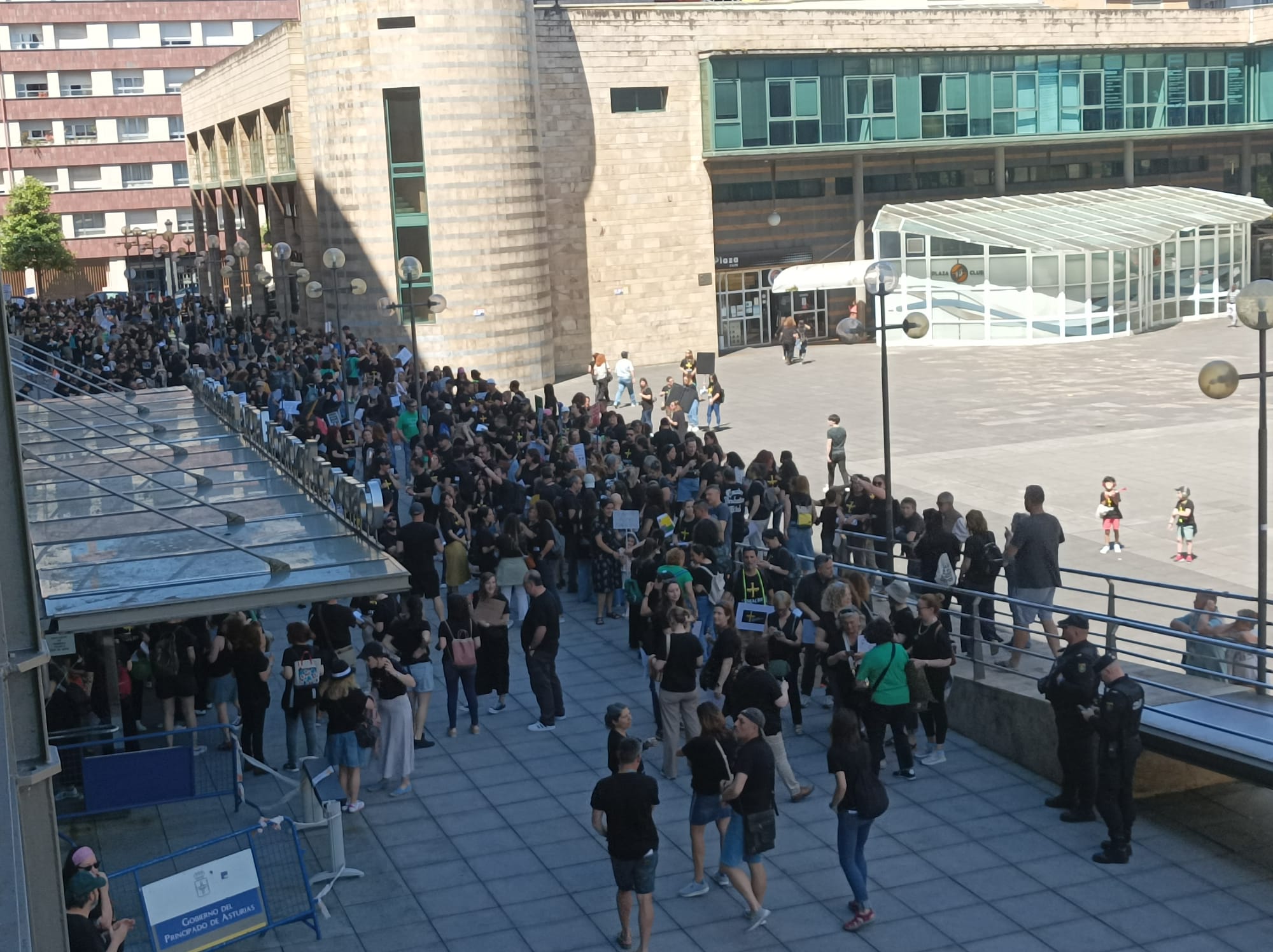 Docentes asturianos han hecho cola masivamente en un acto simbólico, convocado por CSIF, de entrega en el registro de sus quejas contra la consejería de Educación