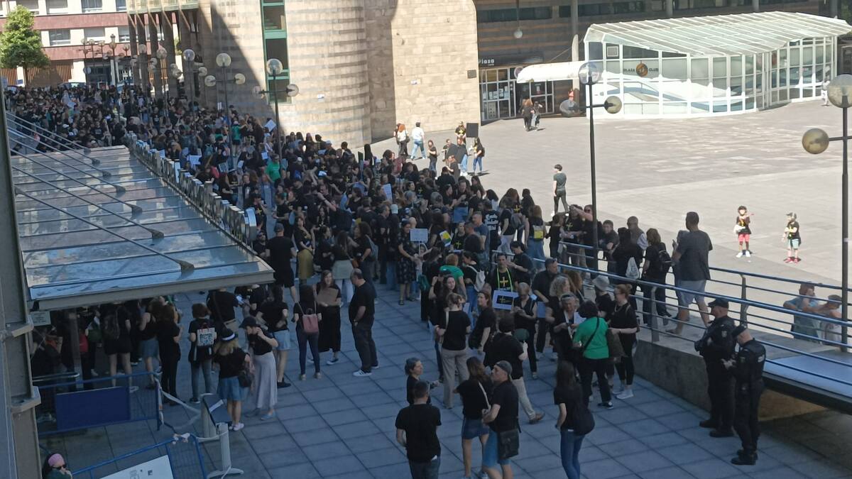 Los sindicatos de enseñanza, ahora unidos, anuncian huelga indefinida a partir del lunes para presionar a la consejería