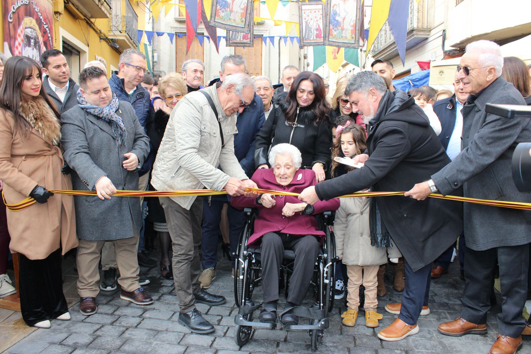 Un moment del tall de la cinta oficial d'inauguració a càrrec de la veïna de Muro, Agustina Cascant Belvis