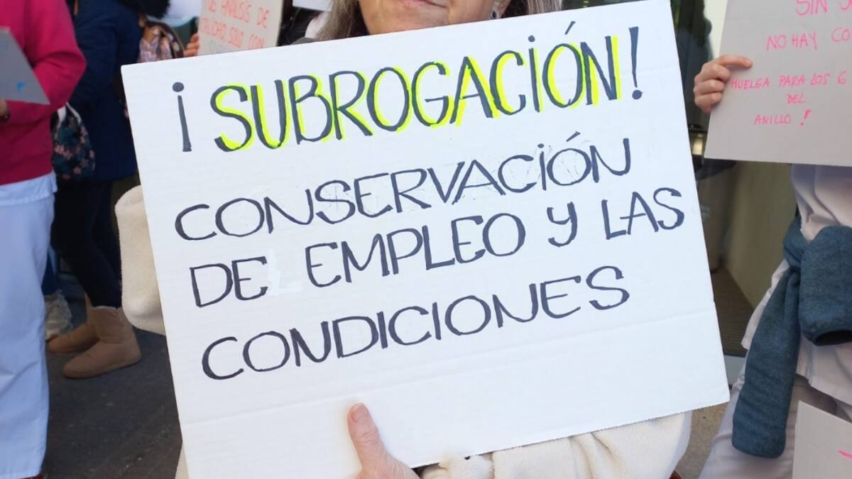 Cristina González, delegada de UGT en el Hospital Infanta Sofía de Sanse, repasa los motivos de la huelga en los laboratorios