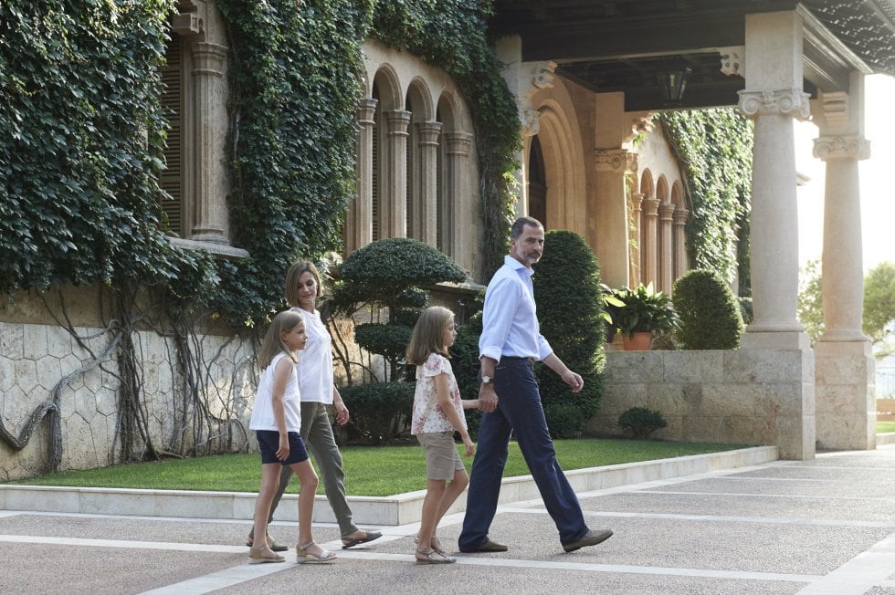 La Familia Real pasea por el palacio de Marivent