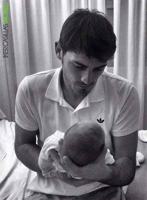 Casillas presenta a su hijo