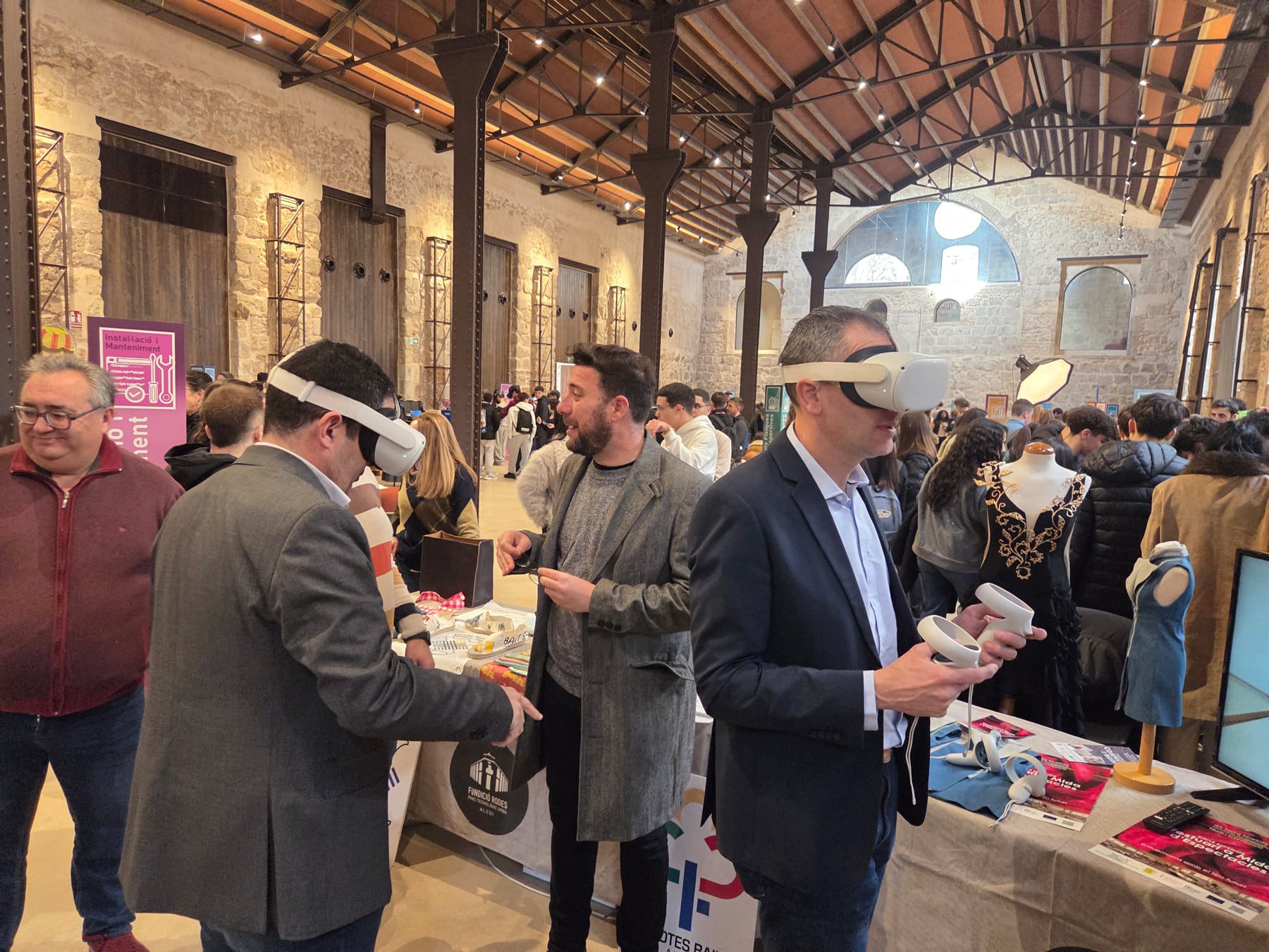 El alcalde Toni Francés y el concejal de Educación, Alberto Belda, probando unas gafas de visión inmersiva virtual, en uno de los stands de la Feria de Habilidades