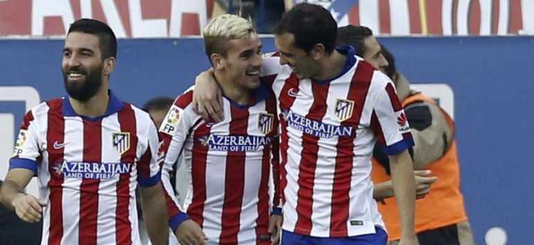 GRA136. MADRID, 03/01/2015.- El delantero francés del Atlético de Madrid Antoine Griezmann (c) celebra con sus compañeros, el centrocampista turco Arda Turan (i) y el defensa uruguayo Diego Godín (d), el gol que acaba de marcar, el segundo durante el part