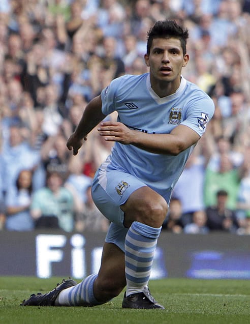 El delantero argentino del Manchester City Sergio Kun Agüero celebra su segundo gol contra el Wigan Athletic durante su partido de la Premier League