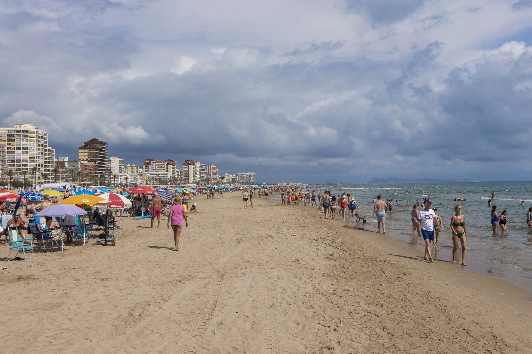 Los bañistas disfrutan de la playa de Gandia