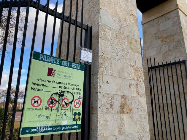 Imagen de una de las entradas del Parque del Este de Valdepeñas (Ciudad Real)