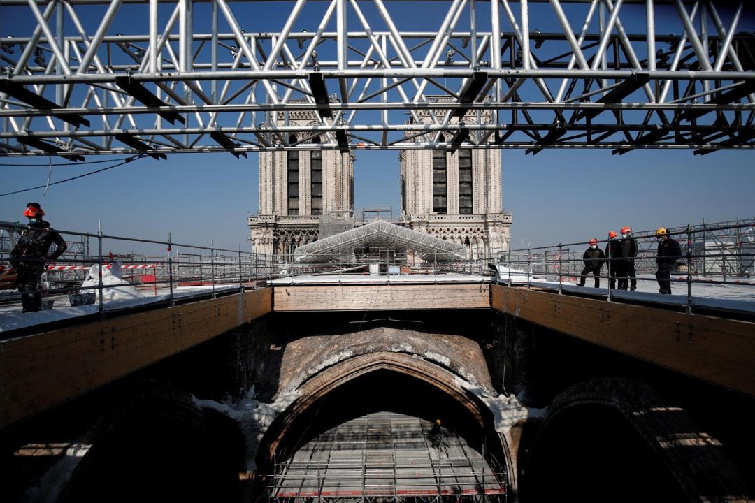 Trabajos de reconstrucción de la catedral de Notre Dame en París