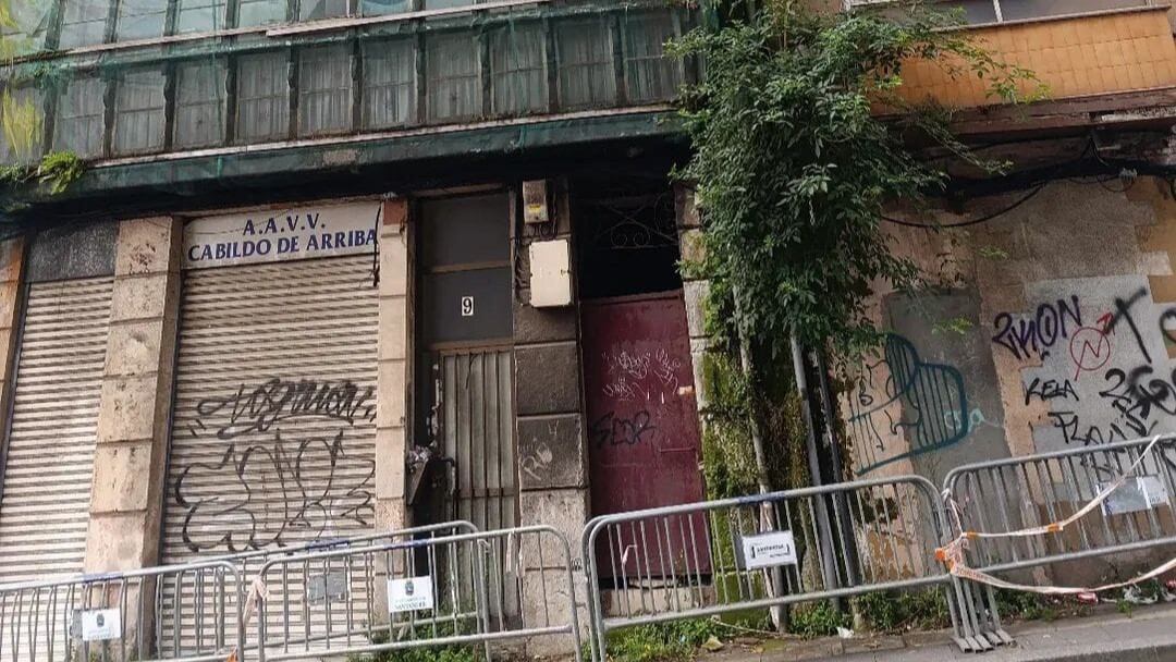 Uno de los edificios que van a ser derribados en el Cabildo de Arriba, en Santander.
