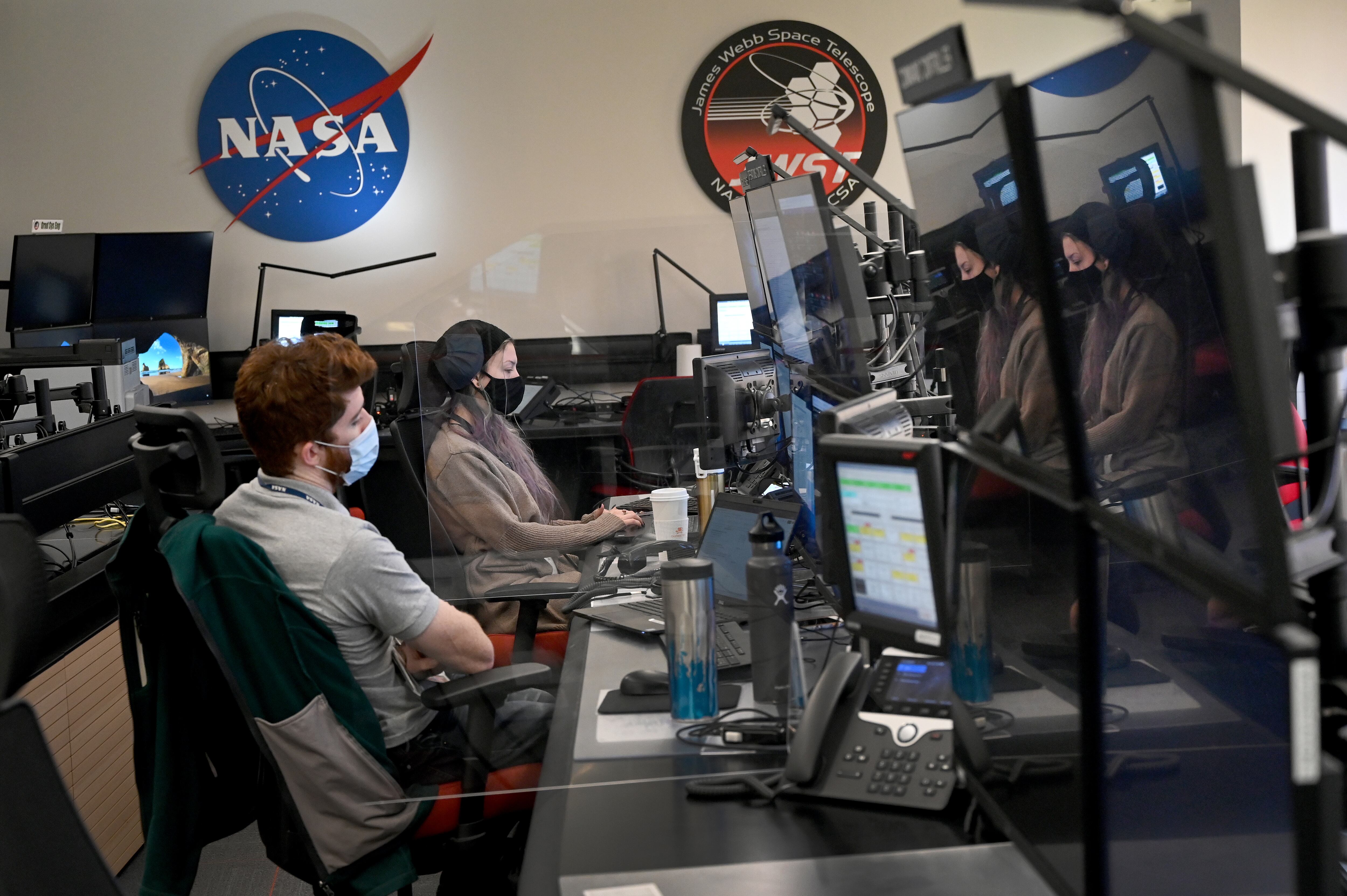 La sala de control de vuelo del Centro de Operaciones de la Misión Phil Sabelhaus JWST en el Instituto de Ciencias del Telescopio Espacial en el campus de la Universidad Johns Hopkins, en Baltimore