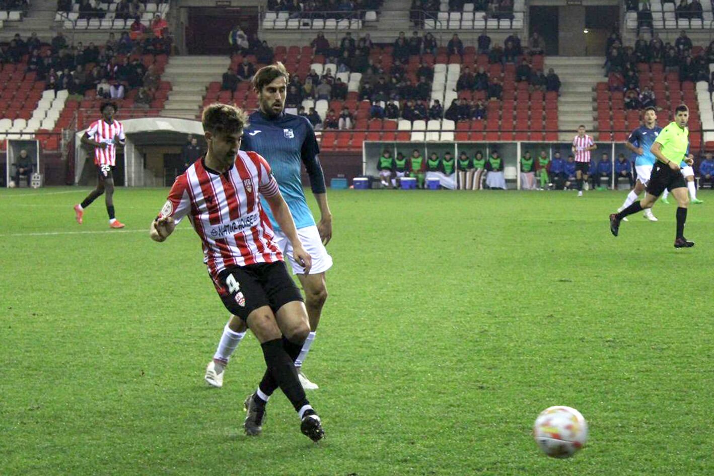 Cristian Fernández ejecuta un pase en un lance del encuentro de la primera vuelta ante La Nucía / UD Logroñés