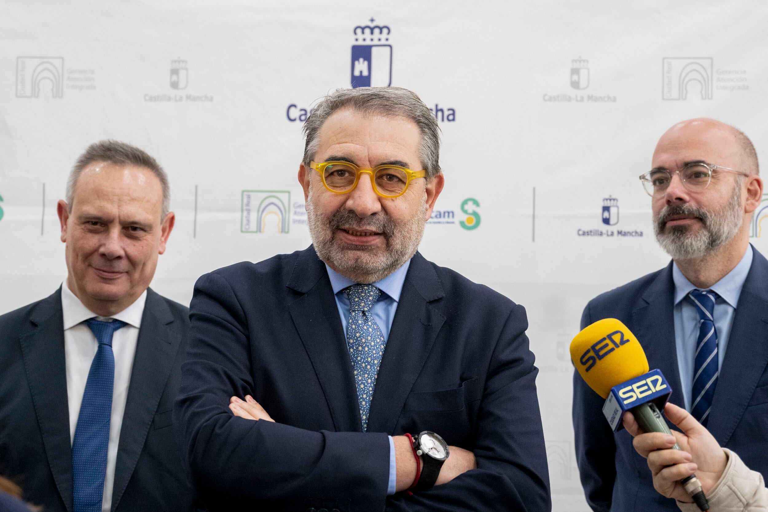 CIUDAD REAL, 07/04/2025.- El consejero de Sanidad de la Junta de Castilla-La Mancha, Jesús Fernández Sanz (c), ha afirmado que no se han producido nuevos casos de intoxicaciones en el Hospital de Toledo tras la reapertura de los laboratorios del área de Anatomía Patológica y Bioquímica. Fernández Sanz lo ha manifestado ante los medios de comunicación antes de su intervención en las II Jornadas regionales de Atención Primaria de Castilla-La Mancha, este lunes en Ciudad Real. EFE/Jesús Monroy
