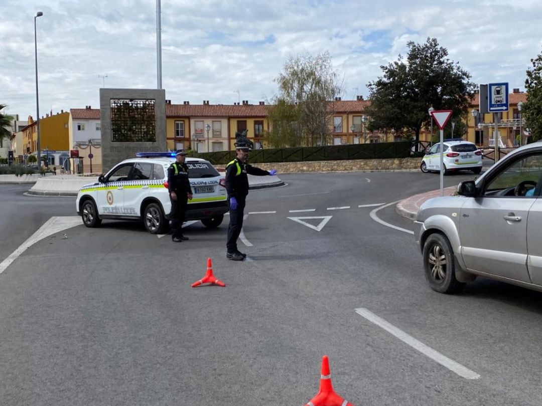 Agentes controlan el acceso a la ciudad durante el primer estado de alarma