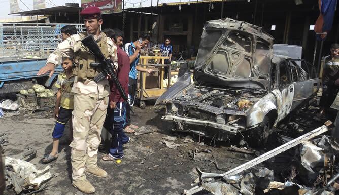 Un soldado iraquí inspecciona la zona donde se produjo un atentado con explosivos en cercanías de un mercado de Kerbala, ciudad al sur de la capital