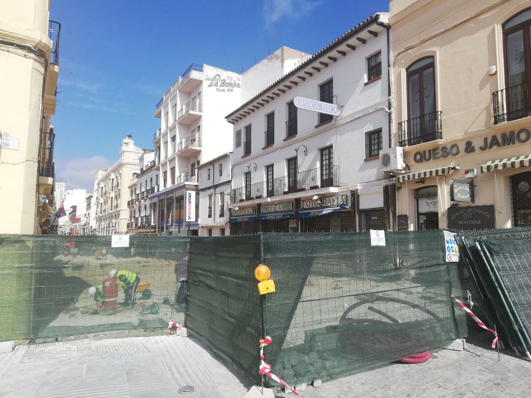 Acceso a calle Virgen de la Paz desde la plaza de España, donde se ha prohibido el paso de vehículos y peatones